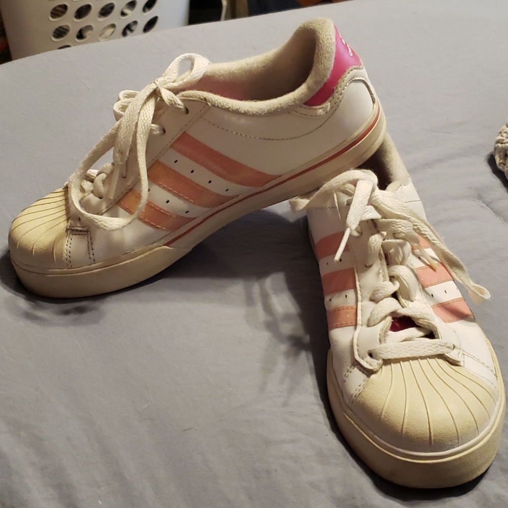 Neo label, shell-toe Adidas.